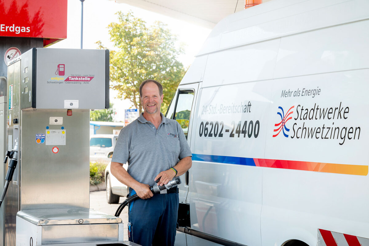 Monteur Uwe Hermann vom technischen Team betankt eines der Erdgasfahrzeuge aus dem Stadtwerke-Fuhrpark an der Erdgaszapfsäule am Odenwaldring