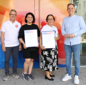 HG-Vorstandsmitglied Michael Zipf, die Ehrenamtlichen des Jahres Iryna Konkova und Petra Frank und Stadtwerke-Prokurist Patrick Körner bei der Preisübergabe